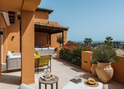ELEVATED 4-BEDROOM APARTMENT WITH PANORAMIC SEA VIEWS IN NUEVA ANDALUCÍA