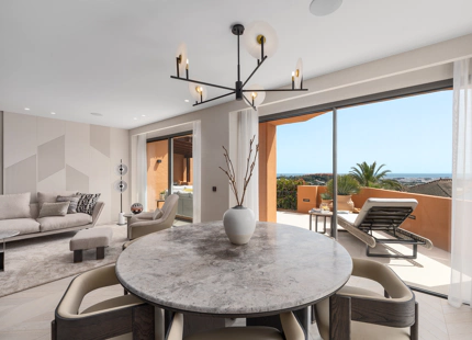ELEVATED 4-BEDROOM APARTMENT WITH PANORAMIC SEA VIEWS IN NUEVA ANDALUCÍA