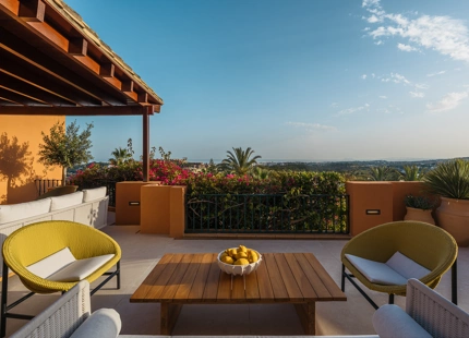 ELEVATED 4-BEDROOM APARTMENT WITH PANORAMIC SEA VIEWS IN NUEVA ANDALUCÍA