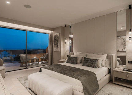 ELEVATED 4-BEDROOM APARTMENT WITH PANORAMIC SEA VIEWS IN NUEVA ANDALUCÍA