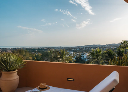 ELEVATED 4-BEDROOM APARTMENT WITH PANORAMIC SEA VIEWS IN NUEVA ANDALUCÍA