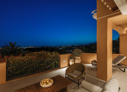 ELEVATED 4-BEDROOM APARTMENT WITH PANORAMIC SEA VIEWS IN NUEVA ANDALUCÍA