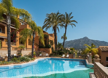 ELEVATED 4-BEDROOM APARTMENT WITH PANORAMIC SEA VIEWS IN NUEVA ANDALUCÍA