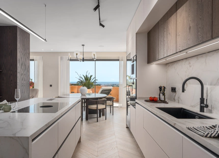 ELEVATED 4-BEDROOM APARTMENT WITH PANORAMIC SEA VIEWS IN NUEVA ANDALUCÍA