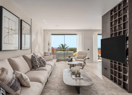 ELEVATED 4-BEDROOM APARTMENT WITH PANORAMIC SEA VIEWS IN NUEVA ANDALUCÍA