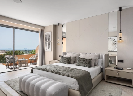 ELEVATED 4-BEDROOM APARTMENT WITH PANORAMIC SEA VIEWS IN NUEVA ANDALUCÍA