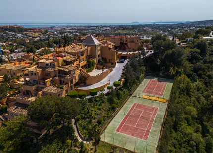 ELEVATED 4-BEDROOM APARTMENT WITH PANORAMIC SEA VIEWS IN NUEVA ANDALUCÍA