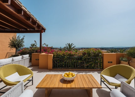 ELEVATED 4-BEDROOM APARTMENT WITH PANORAMIC SEA VIEWS IN NUEVA ANDALUCÍA