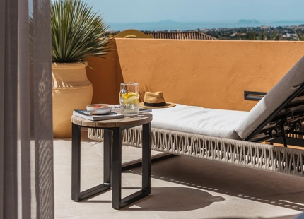 ELEVATED 4-BEDROOM APARTMENT WITH PANORAMIC SEA VIEWS IN NUEVA ANDALUCÍA