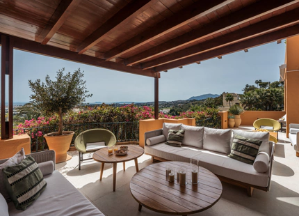 ELEVATED 4-BEDROOM APARTMENT WITH PANORAMIC SEA VIEWS IN NUEVA ANDALUCÍA