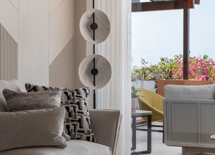 ELEVATED 4-BEDROOM APARTMENT WITH PANORAMIC SEA VIEWS IN NUEVA ANDALUCÍA