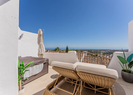 REFINED TOWNHOUSE WITH PANORAMIC SEA AND MOUNTAIN VIEWS IN LOS ARQUEROS