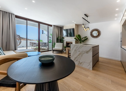REFINED TOWNHOUSE WITH PANORAMIC SEA AND MOUNTAIN VIEWS IN LOS ARQUEROS