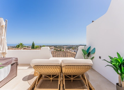 REFINED TOWNHOUSE WITH PANORAMIC SEA AND MOUNTAIN VIEWS IN LOS ARQUEROS