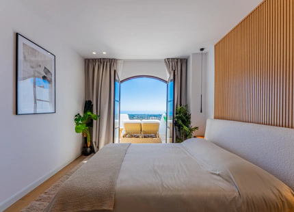 REFINED TOWNHOUSE WITH PANORAMIC SEA AND MOUNTAIN VIEWS IN LOS ARQUEROS