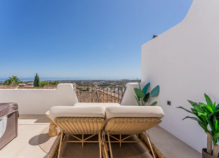 REFINED TOWNHOUSE WITH PANORAMIC SEA AND MOUNTAIN VIEWS IN LOS ARQUEROS