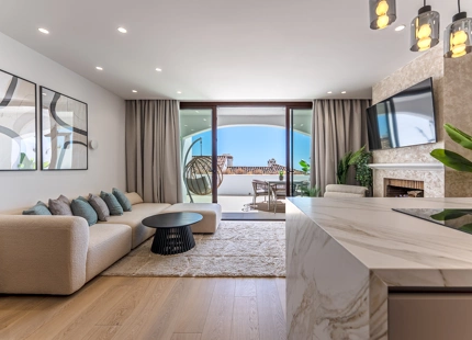 REFINED TOWNHOUSE WITH PANORAMIC SEA AND MOUNTAIN VIEWS IN LOS ARQUEROS