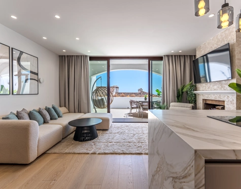 REFINED TOWNHOUSE WITH PANORAMIC SEA AND MOUNTAIN VIEWS IN LOS ARQUEROS