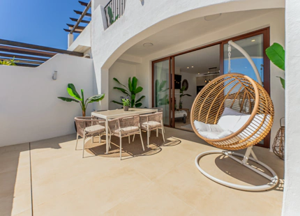 REFINED TOWNHOUSE WITH PANORAMIC SEA AND MOUNTAIN VIEWS IN LOS ARQUEROS
