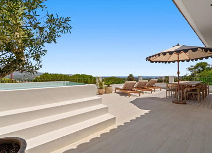 VILLA CON DISEÑO ÚNICO Y VISTAS PANORÁMICAS EN VENTA EN NUEVA ANDALUCÍA