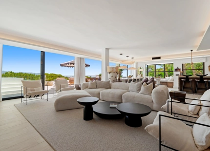 VILLA CON DISEÑO ÚNICO Y VISTAS PANORÁMICAS EN VENTA EN NUEVA ANDALUCÍA