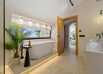 VILLA CON DISEÑO ÚNICO Y VISTAS PANORÁMICAS EN VENTA EN NUEVA ANDALUCÍA