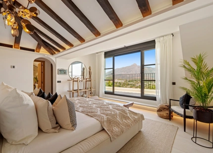 VILLA CON DISEÑO ÚNICO Y VISTAS PANORÁMICAS EN VENTA EN NUEVA ANDALUCÍA