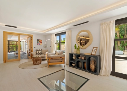 VILLA CON DISEÑO ÚNICO Y VISTAS PANORÁMICAS EN VENTA EN NUEVA ANDALUCÍA