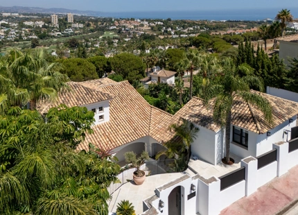 VILLA CON DISEÑO ÚNICO Y VISTAS PANORÁMICAS EN VENTA EN NUEVA ANDALUCÍA