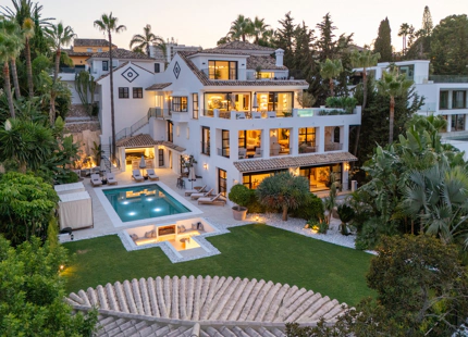 VILLA CON DISEÑO ÚNICO Y VISTAS PANORÁMICAS EN VENTA EN NUEVA ANDALUCÍA