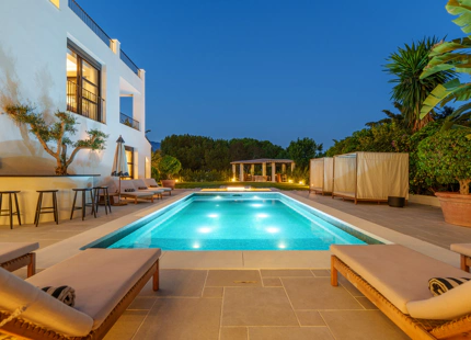 VILLA CON DISEÑO ÚNICO Y VISTAS PANORÁMICAS EN VENTA EN NUEVA ANDALUCÍA