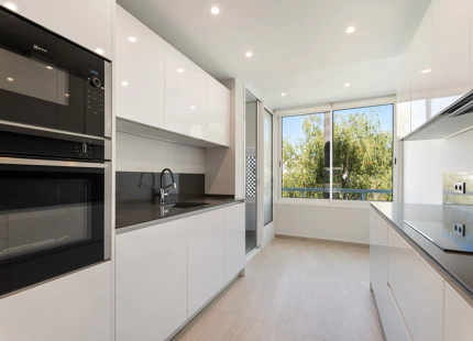 ELEGANTE APARTAMENTO CON TERRAZA Y AMENIDADES PREMIUM EN NUEVA ANDALUCÍA