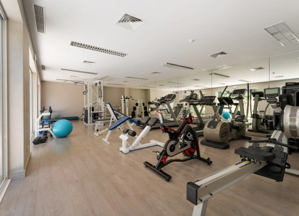 ELEGANTE APARTAMENTO CON TERRAZA Y AMENIDADES PREMIUM EN NUEVA ANDALUCÍA
