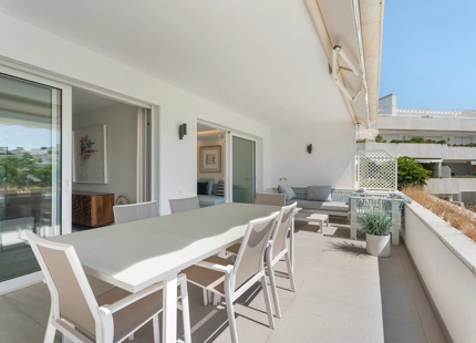 ELEGANTE APARTAMENTO CON TERRAZA Y AMENIDADES PREMIUM EN NUEVA ANDALUCÍA