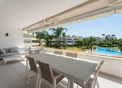 ELEGANTE APARTAMENTO CON TERRAZA Y AMENIDADES PREMIUM EN NUEVA ANDALUCÍA