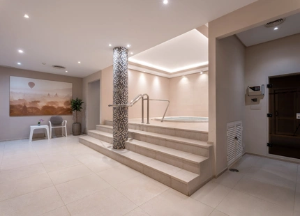 ELEGANTE APARTAMENTO CON TERRAZA Y AMENIDADES PREMIUM EN NUEVA ANDALUCÍA