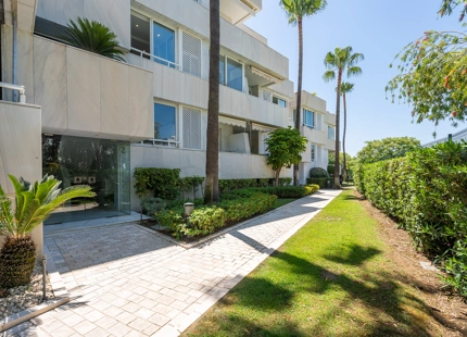 ELEGANTE APARTAMENTO CON TERRAZA Y AMENIDADES PREMIUM EN NUEVA ANDALUCÍA