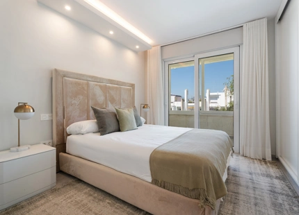ELEGANTE APARTAMENTO CON TERRAZA Y AMENIDADES PREMIUM EN NUEVA ANDALUCÍA