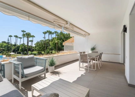 ELEGANTE APARTAMENTO CON TERRAZA Y AMENIDADES PREMIUM EN NUEVA ANDALUCÍA