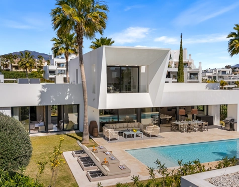Villa for sale in El Paraiso, Estepona East