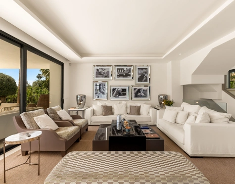 Villa for sale in El Paraiso, Estepona East