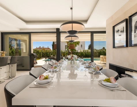Villa for sale in El Paraiso, Estepona East