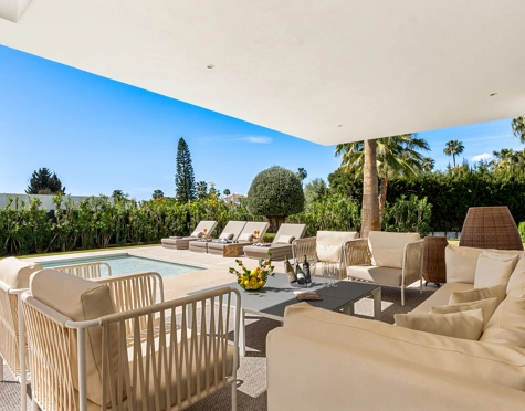 Villa for sale in El Paraiso, Estepona East