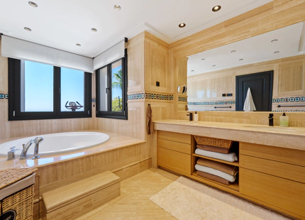 LUJOSO ÁTICO DÚPLEX CON VISTAS PANORÁMICAS EN LA MILLA DE ORO DE MARBELLA