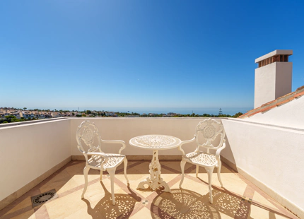 LUJOSO ÁTICO DÚPLEX CON VISTAS PANORÁMICAS EN LA MILLA DE ORO DE MARBELLA