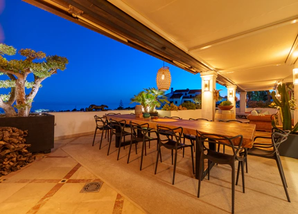 LUJOSO ÁTICO DÚPLEX CON VISTAS PANORÁMICAS EN LA MILLA DE ORO DE MARBELLA