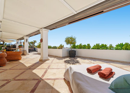 LUJOSO ÁTICO DÚPLEX CON VISTAS PANORÁMICAS EN LA MILLA DE ORO DE MARBELLA
