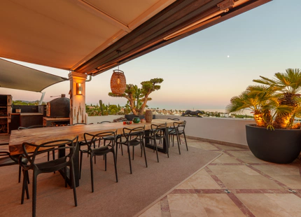 LUJOSO ÁTICO DÚPLEX CON VISTAS PANORÁMICAS EN LA MILLA DE ORO DE MARBELLA