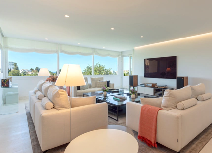 RENOVATED APARTMENT WITH GOLF AND PARTIAL SEA VIEWS IN GUADALMINA ALTA