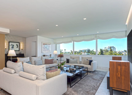 RENOVATED APARTMENT WITH GOLF AND PARTIAL SEA VIEWS IN GUADALMINA ALTA